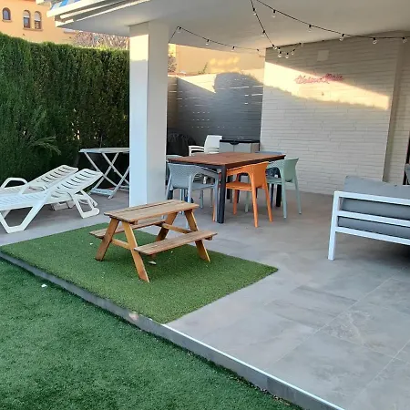 3 Bedroom With Private Garden Next To The La Siesta